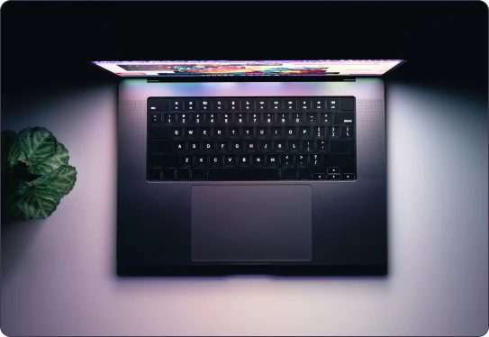 Laptop przedstawiający stronę internetową